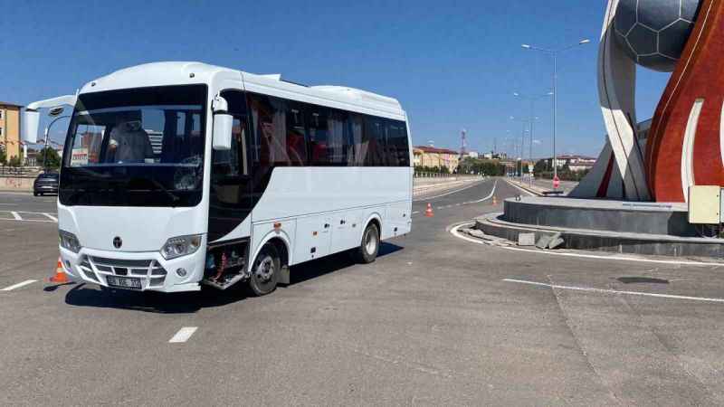 Scooter’lu çocuk ile minibüs çarpıştı