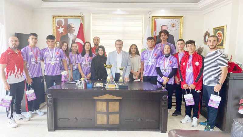 Çekerek Belediye Başkanı Eyyüp Çakır, rafting takımını makamında ağırladı