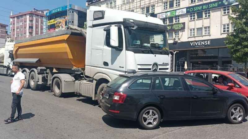 Şerit Değiştirmek İsteyen Otomobili Metrelerce Sürükledi...