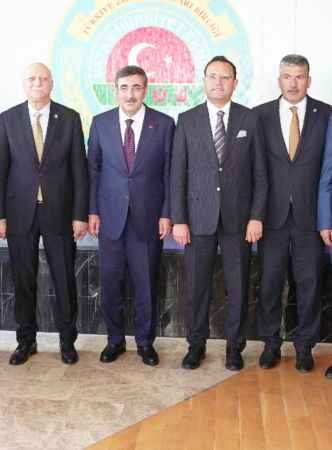 Türkiye Ziraat Odaları Birliği Yönetim Kurulu Üyesi ve Akdağmadeni Ziraat Odası Başkanı Eyyüp Elmalı, Cumhurbaşkanı Yardımcısı Cevdet Yılmaz'a çiftçi sorunlarını iletti