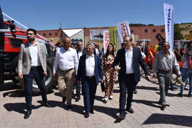 Ak Parti Yozgat milletvekilleri Abdulkadir Akgül ve Süleyman Şahan, Yozgat 13. Tarım ve Hayvancılık Fuarı’nda çiftçilerin yanında oldu