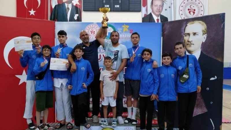 Minikler Güreş Türkiye şampiyonasında Erzurumlu sporcular derece yaptı