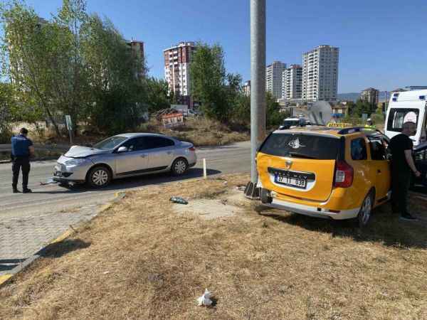 Ticari taksi ile otomobil çarpıştı, çarpışma etkisiyle ticari taksi refüje çıktı