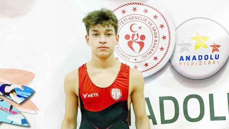 Samsunlu sporcu Hamza Çiçek Yozgat'ta yapılan güreş şampiyonasında şampiyon oldu