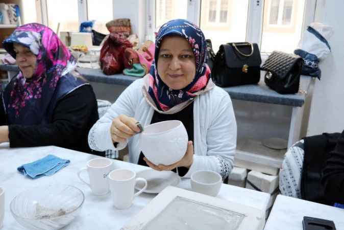 Kadınlar çamuru sanata dönüştürüyor