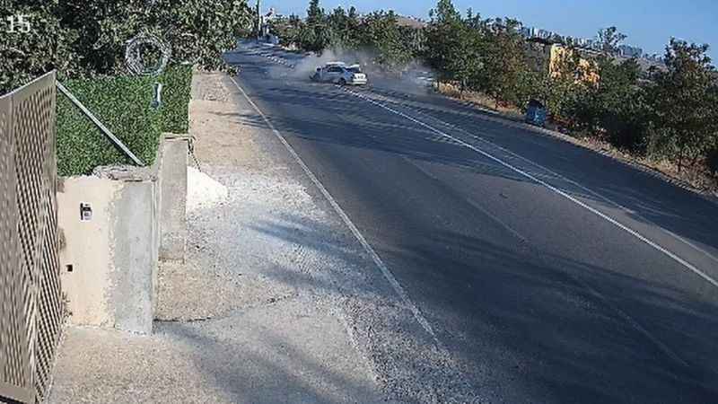 İki aracın kafa kafaya çarpıştığı kaza kameralara böyle yansıdı