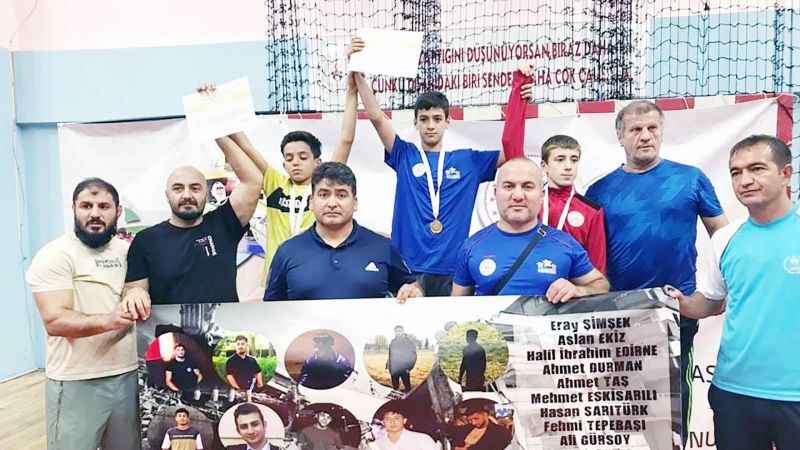 Yunusemre Belediyespor güreş takımının sporcuları Yozgat'tan madalya ile döndü