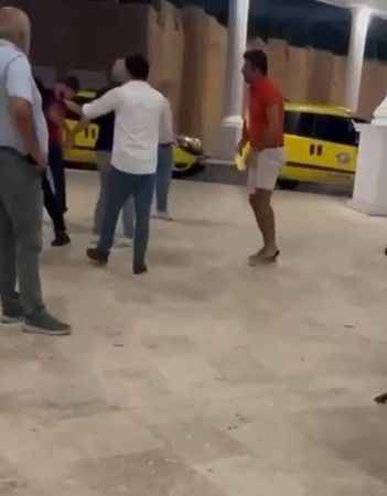 Taksiciler ve Özel Araç Sürücüsü Arasında Müşteri Kavgası: O Anlar Kamerada