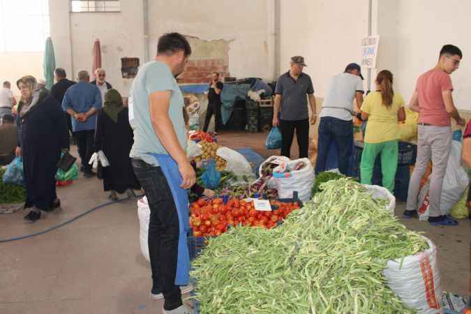 Yozgat'ta haftalık kurulan Köylü pazarında turşuluk telaşı başladı