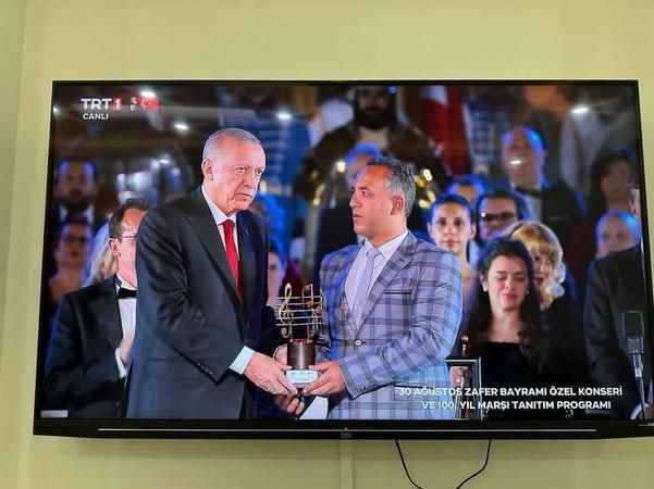 Yozgatlı öğretmenin Cumhuriyetin Yüzüncü Yılına damga vuran çalışmasına ödül. Cumhurbaşkanı Recep Tayyip Erdoğan ödülü canlı yayında verdi.