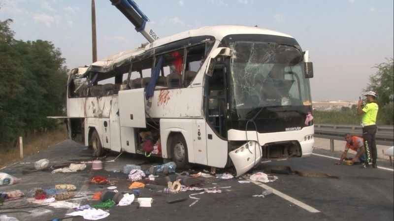 Denizli’deki feci otobüs kazasının acısı yürekleri dağlıyor. Kaza bir aileyi yok etti