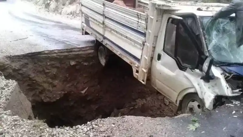 Yenimahalle’de Yağış Sonucu Bir Araç Çukura Düştü