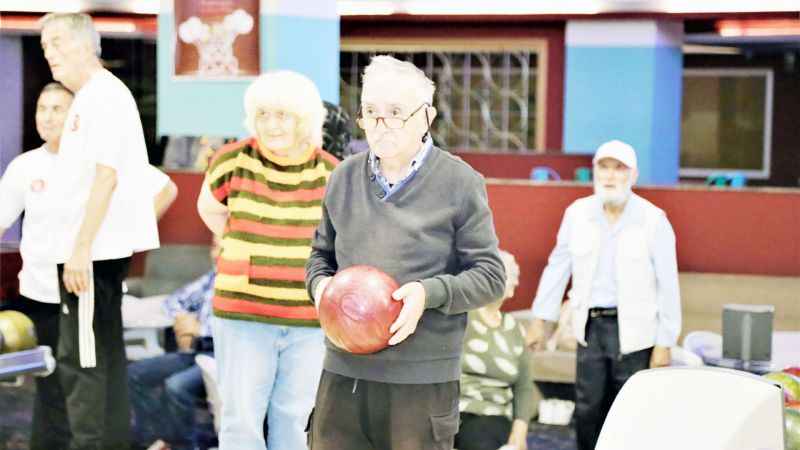 Keçiören Belediyesi Gönül Köşkü Huzurevi sakinleri bowling oynayarak gönüllerince eğlendiler