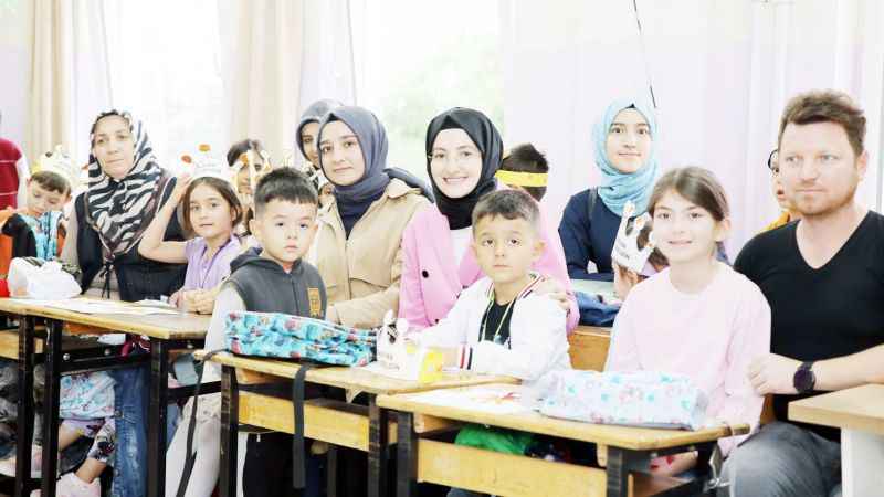 Akyurt Belediye okula yeni başlayan öğrencilere okul çantası hediye etti