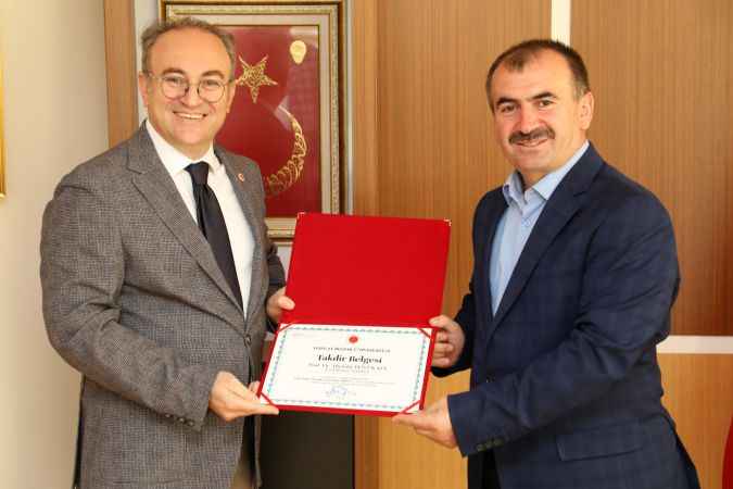Yozgat Bozok Üniversitesi Fen Edebiyat Fakültesi Öğretim Üyesi Prof. Dr. Böyükata’ya bir ödül'de Rektör Yaşar'dan