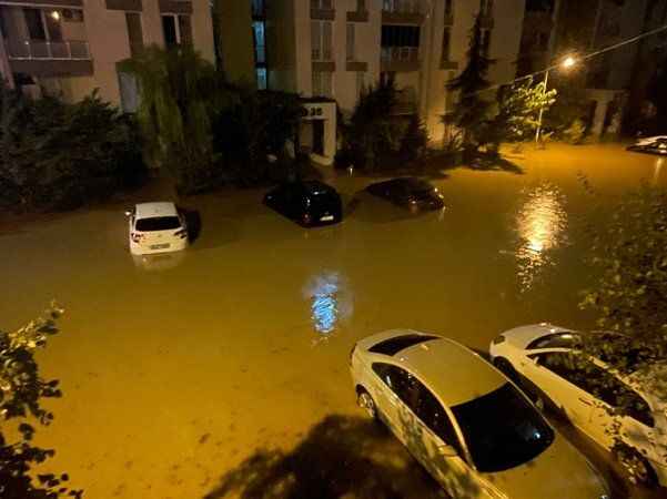 İstanbul depremden kaçarken sele yakalandı. İstanbul semalarını kaplayan elektrik bulutları tehlike saçıyor