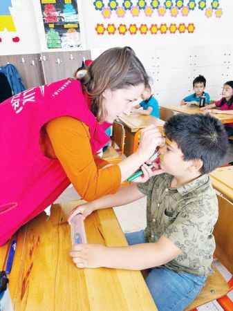 Yozgat’ta kalem setleri çocukların yüzünü güldürdü
