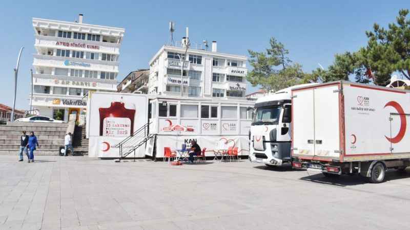 Yozgat Cumhuriyet Meydanı'nda Türk Kızılay Yozgat Şubesi kan almaya başladı