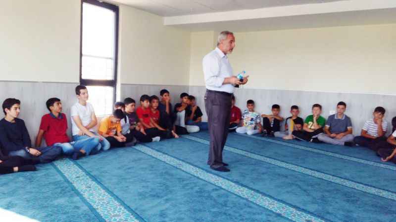 Sarıkaya İlçe Müftüsü Zühdü Elveren, Zinnureyn Yatılı Erkek Hafızlık Kur'an Kursu'nu ziyaret ederek önemli mesajlar verdi