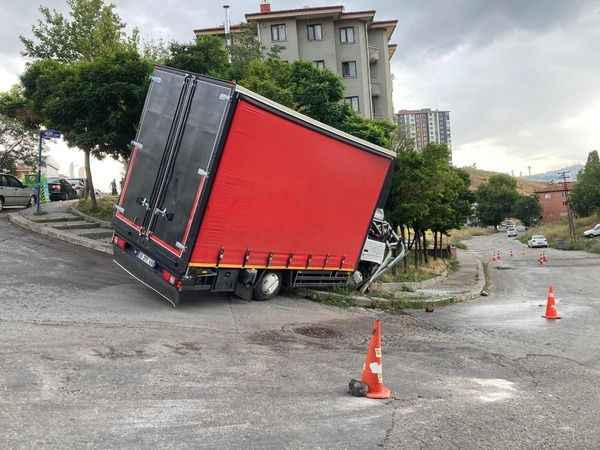 Ankara'da El Freni Çekilmeyen Kamyon Aydınlatma Direğine Çarptı