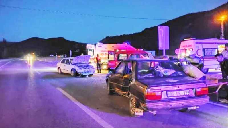 Çorum'da feci kaza! İki otomobilin çarpıştığı kazada 2'si çocuk 5 kişi yaralandı