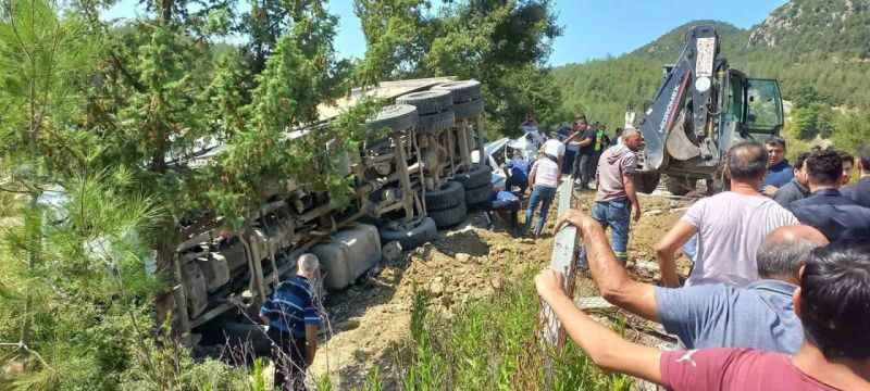 Kahramanmaraş’ta akıllara durgunluk verecek kamyon kazası. Freni patlayan kamyon kalabalığın arasına daldı, ortalık savaş alanına döndü