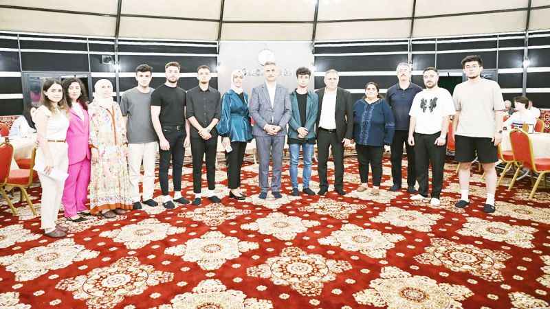 Mamak Belediyesi kütüphanelerinde çalışarak YKS’de başarılı olan gençler, Mamak Belediye Başkanı Murat Köse ile buluştu