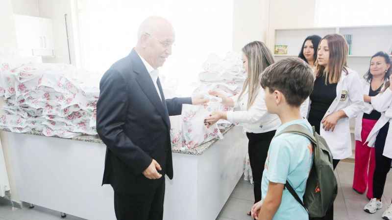 Yenimahalle Belediyesi öğrencilere ücretsiz kitap dağıttı