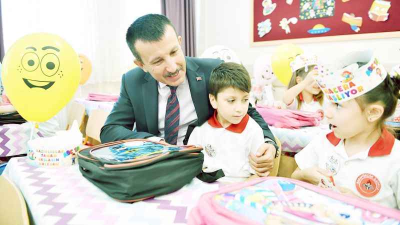 Altındağ Belediyesi, öğrencilere okul çantası hediye etti