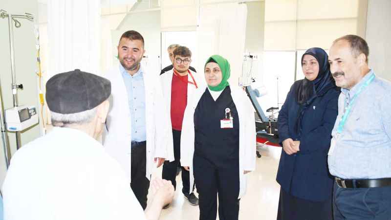 Yozgat Şehir Hastanesi Başhekimi Uz. Dr. Mustafa Kozan, hastaların görüş ve isteklerini dinliyor
