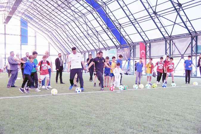 Kahramankazan Belediyesi tarafından yapımı tamamlanan spor tesisi hizmete açıldı
