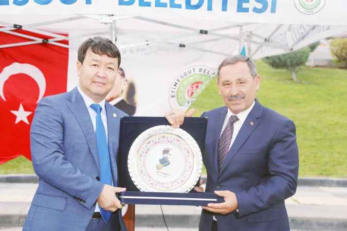 Kazakistan’ın ünlü bestekârı Tattimbet Kazangapulı'nın heykeli Ankara'nın Etimesgut İlçesine dikildi