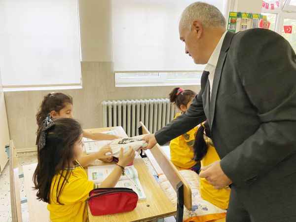 Yozgat Boğazlıyan Belediye Başkanı Gökhan Coşar, Minik Öğrencilerle Buluştu ve Hediyelerini Sundu
