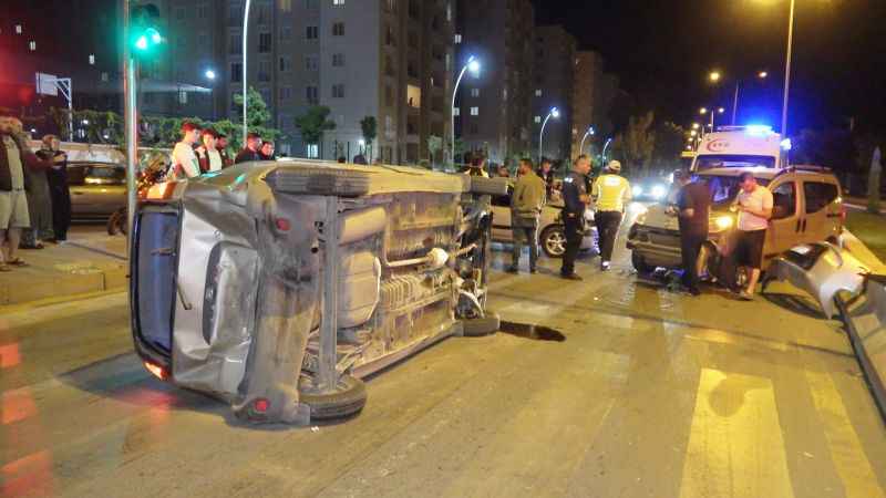 Kırıkkale'de trafik kazası: 3 araç birbirine girdi