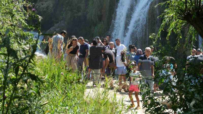 Erzincan'ın Gözde Turistik Yeri: Girlevik Şelalesi'nde Hafta Sonu Yoğunluğu