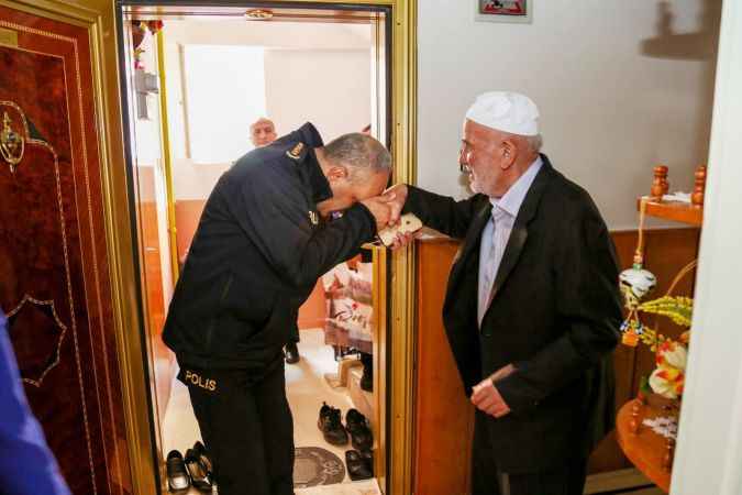 Yozgat İl Emniyet Müdürü Recep Tecimer ve Polis Eşleri Derneği Yozgat Şube Başkanı Sevda Tecimer, şehit Tevfik Fikret Erciyas’ın ailesini unutmadı