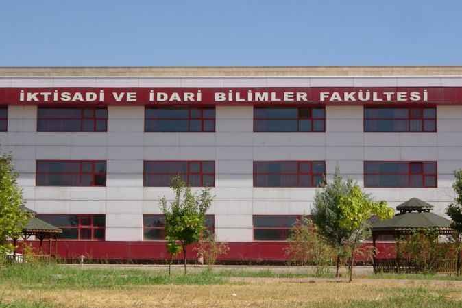 Dicle Üniversitesi'nde Şoke Eden Saldırı: Eski Öğrenci, Dekan Yardımcısını Yaraladı