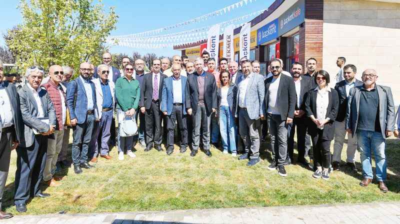 Ankara Büyükşehir Belediye Başkanı Mansur Yavaş, BAKAP Tarım Kampüsü ve Rekreasyon Alanı’nda yerel basın mensuplarını ağırlayarak sorularını yanıtladı.