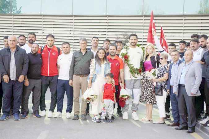 Milli Güreşçi Taha Akgül yurda döndü.. 2024 Paris Olimpiyatlarında altın madalya sözü verdi