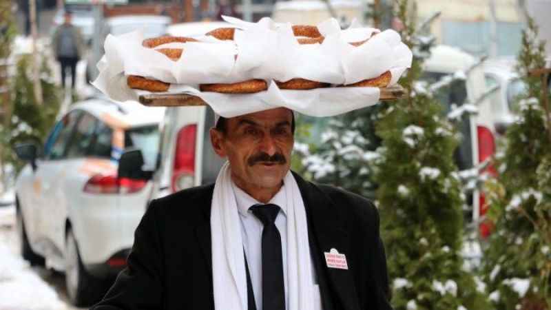 Takım elbiseli simitçi