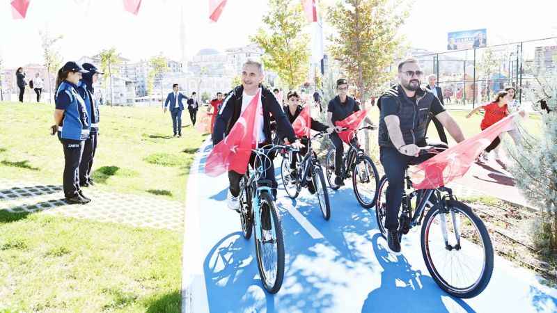 Ankara'nın Mamak Belediye Başkanı Murat Köse, öğrencilerle bisiklet sürdü