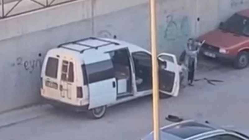 Eskişehir'de Tansiyon Yüksek: Kadın Eski Eşinin Otomobilini Tahrip Etti