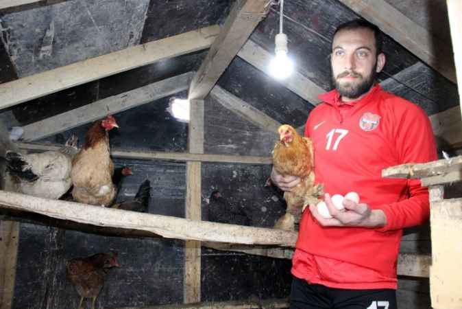 Onun en büyük tutkusu tavuk ve futbol