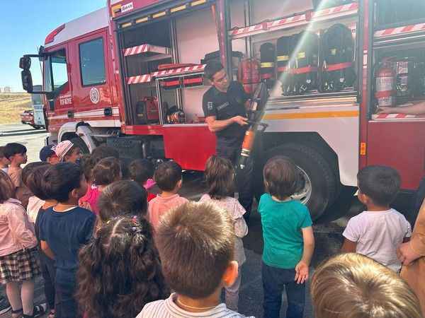 Pursaklar'da Yangın Güvenliği Eğitimi: Minik İtfaiyeciler İstasyonu Keşfetti