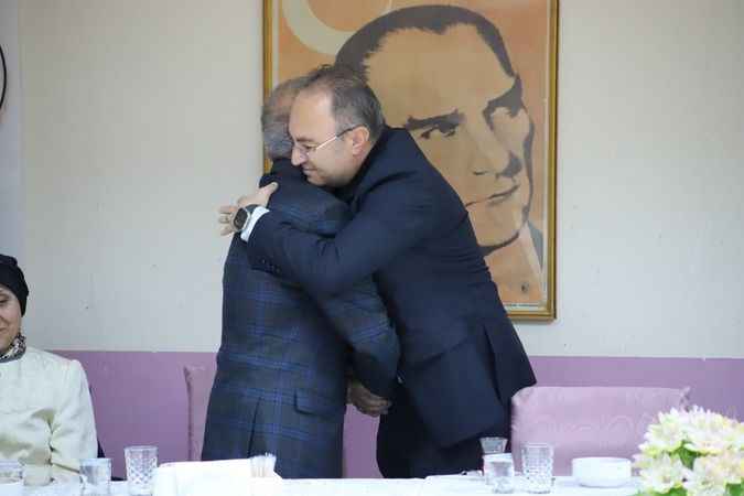 Yozgat Bozok Üniversitesi Rektöründen anlamlı jest: elini öptü, makam aracını tahsis etti
