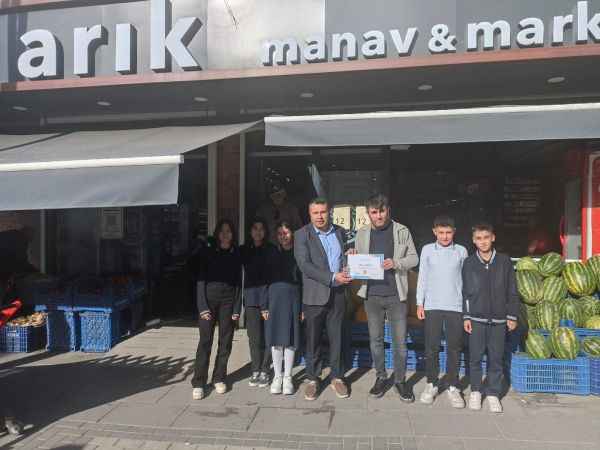 Yozgat'ın Akdağmadeni ilçesinde İşyerine Türkçe isim veren esnafa teşekkür belgesi