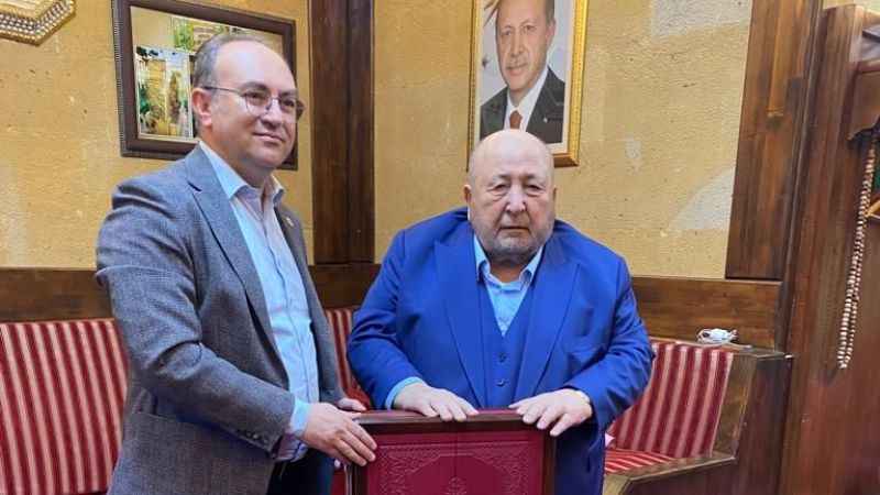 Yozgat Bozok Üniversitesi Rektörü Yaşar’dan Hayırsever İş İnsanı Şahin'e anlamlı hediye