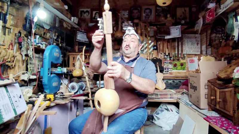 Kabak Kemanenin Nadir Bayrak Taşıyıcılarından: Bahçesinde Yetiştirdiği Su Kabaklarından Sanat Eseri Üretiyor