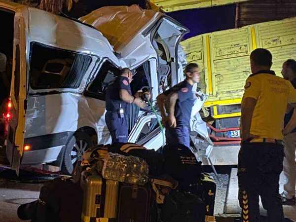 Antalya'da gece yarısı korkutan kaza: Minibüs park halindeki kamyona ok gibi saplandı