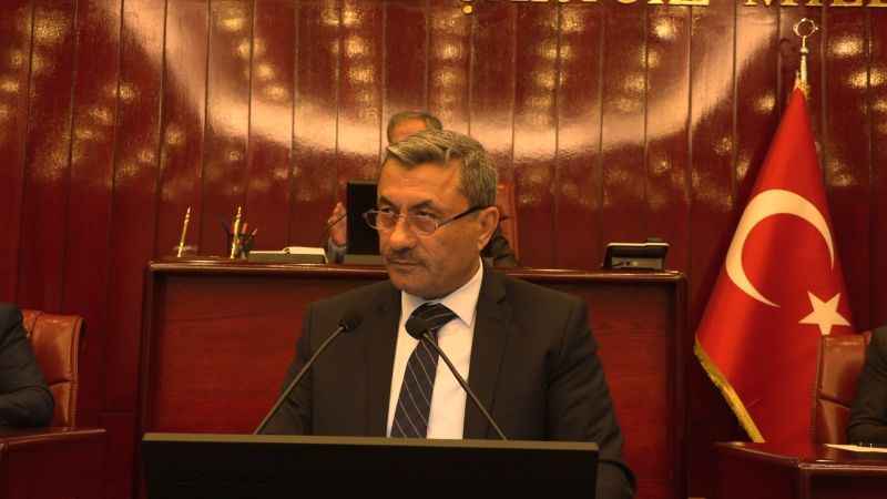 Çekerekli gençler yüzme öğreniyor